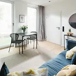 Mooi 1 Comfortable *